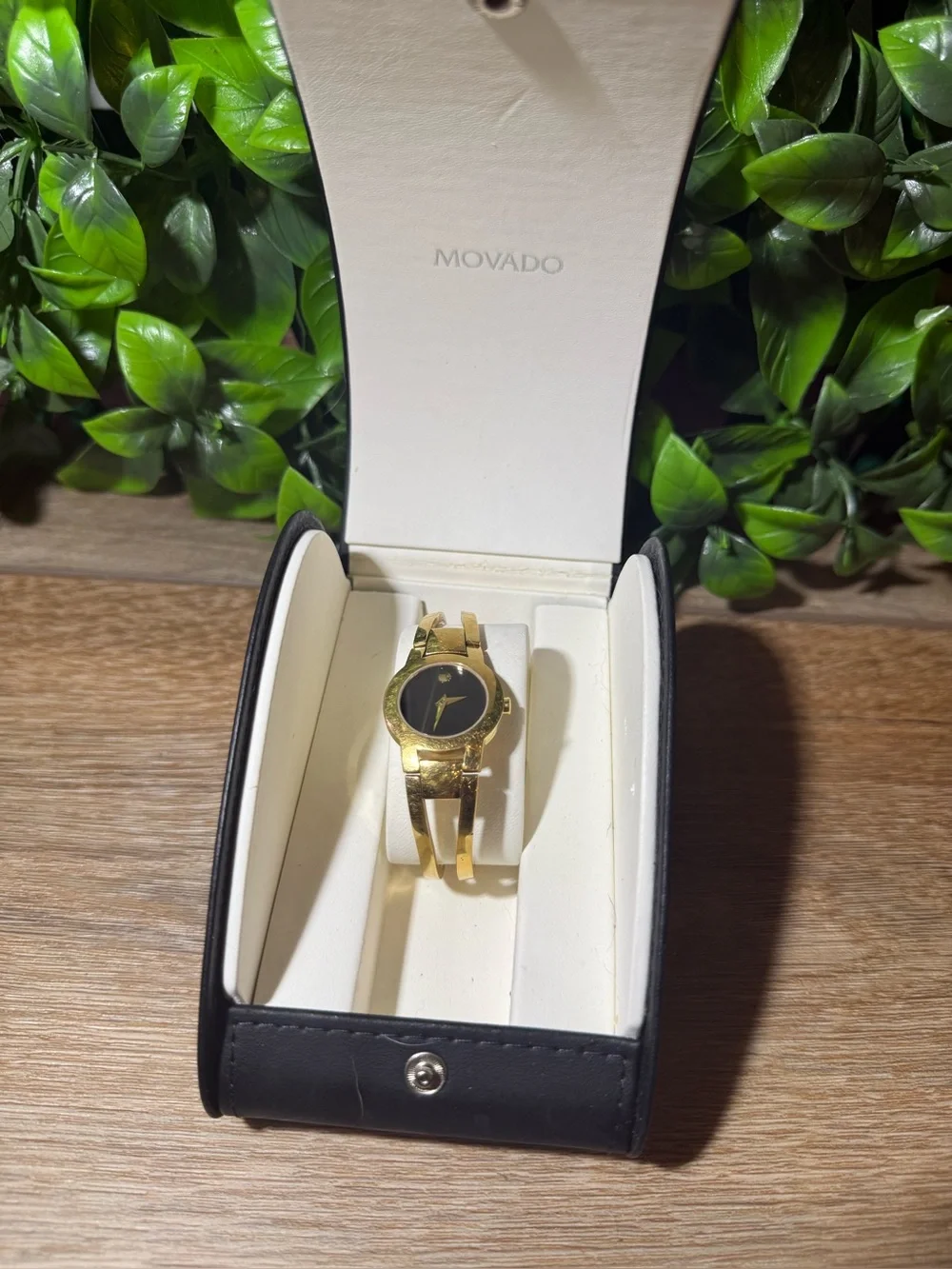 Movado Women’s Gold Tone Black Dial Swiss Watch 88 E4 1842 w/ Box & Extra Links
